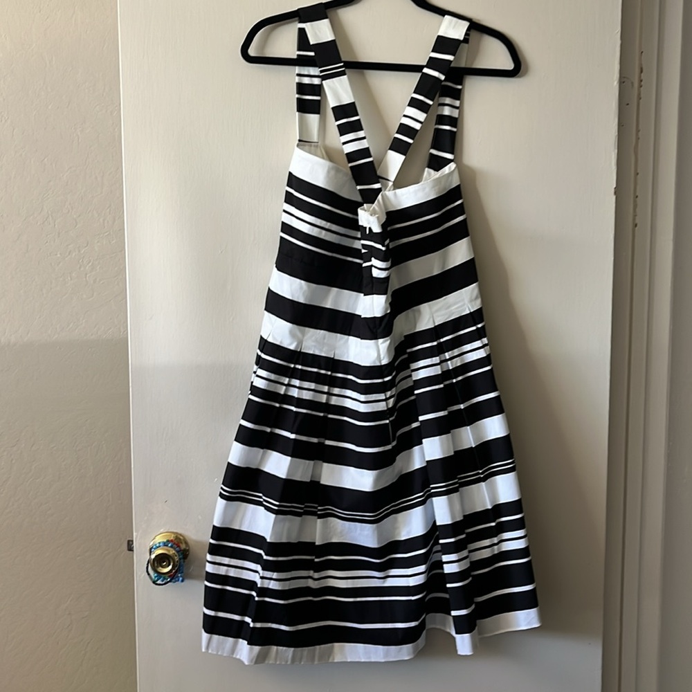 Banana Republic fit & flare dress.Side zip. criss cross in back. Pockets! - Picture 3 of 4